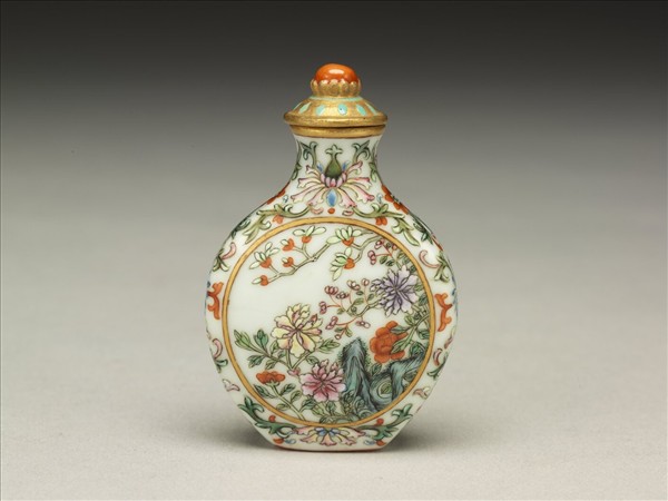 瓷胎粉彩玉堂富貴鼻煙壺