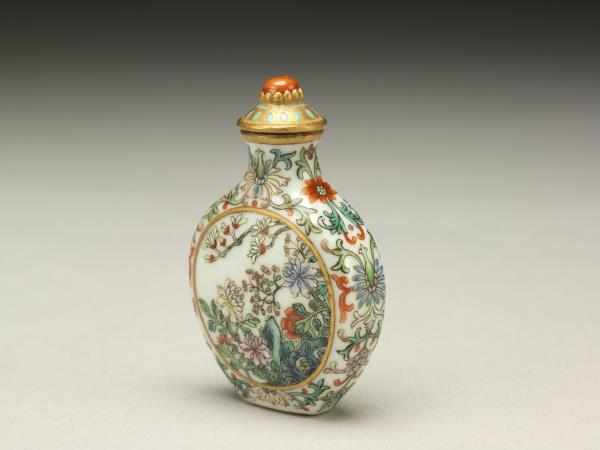 瓷胎粉彩玉堂富貴鼻煙壺