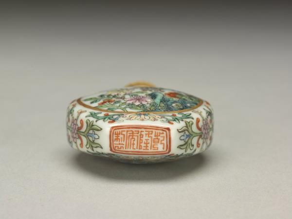 瓷胎粉彩玉堂富貴鼻煙壺