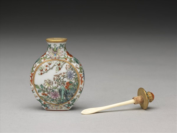 瓷胎粉彩玉堂富貴鼻煙壺