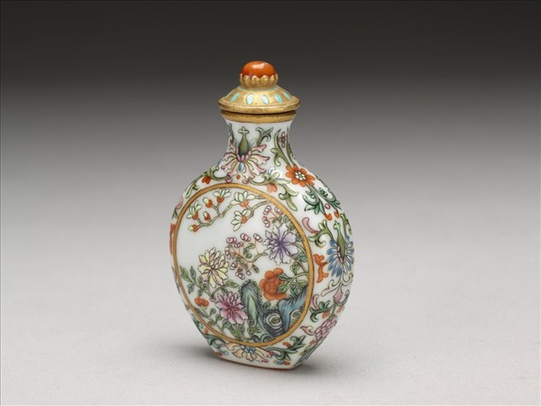 瓷胎粉彩玉堂富貴鼻煙壺