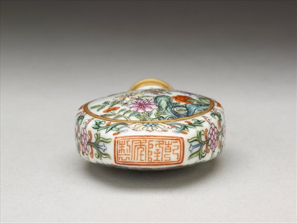 瓷胎粉彩玉堂富貴鼻煙壺