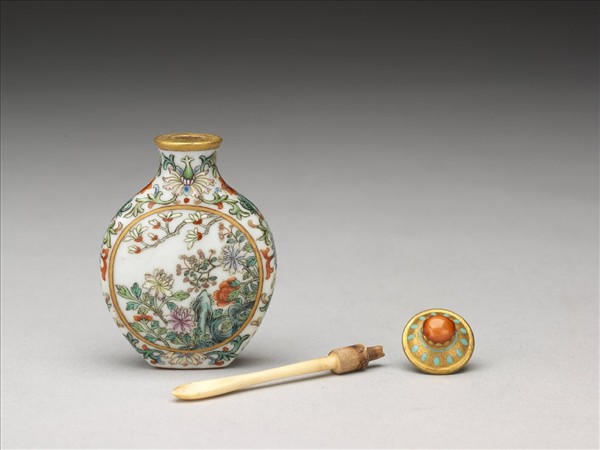 瓷胎粉彩玉堂富貴鼻煙壺