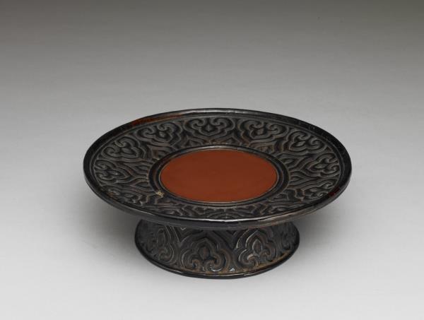 剔犀如意雲紋盞托