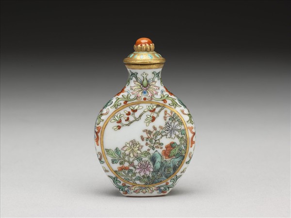 瓷胎粉彩玉堂富貴鼻煙壺