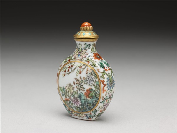 瓷胎粉彩玉堂富貴鼻煙壺