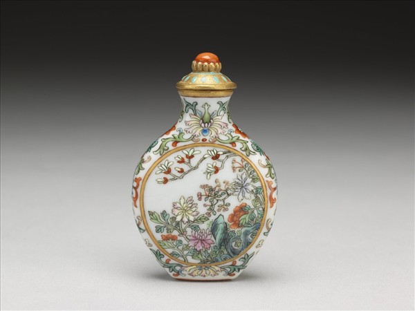 瓷胎粉彩玉堂富貴鼻煙壺