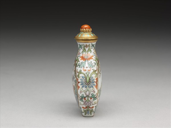 瓷胎粉彩玉堂富貴鼻煙壺