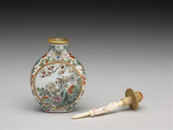 瓷胎粉彩玉堂富貴鼻煙壺