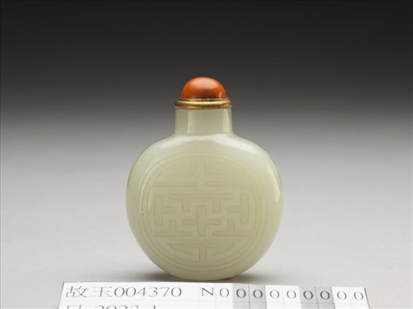 玉雕花扁鼻烟壺