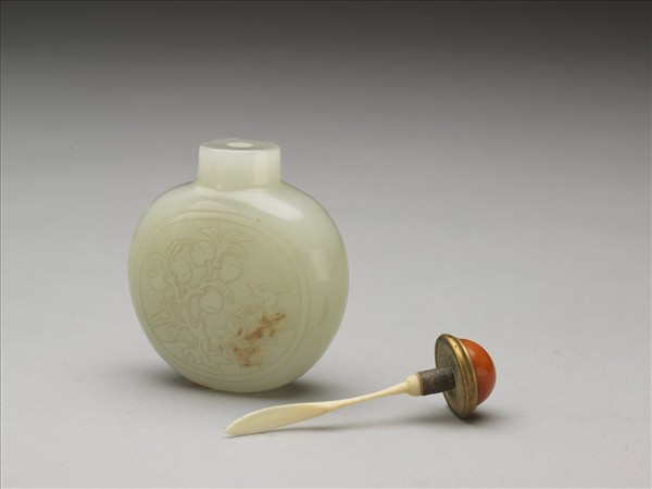 玉雕花扁鼻烟壺