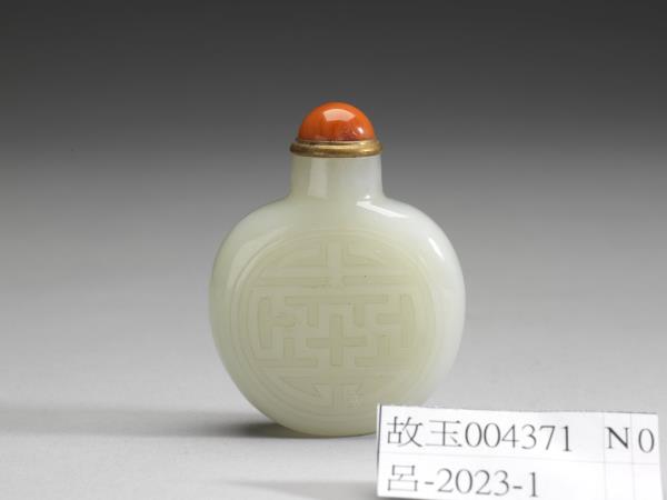 玉雕花扁鼻烟壺