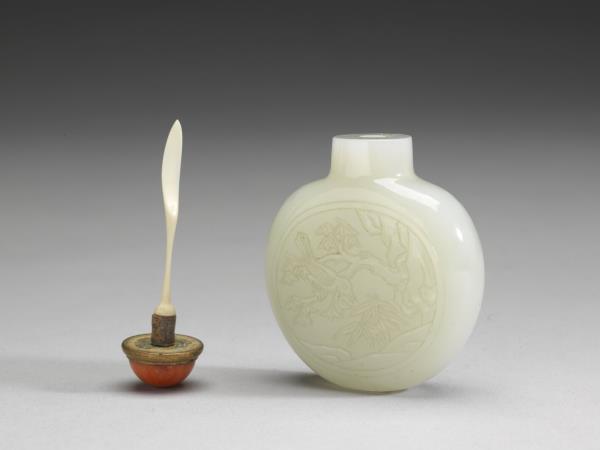 玉雕花扁鼻烟壺