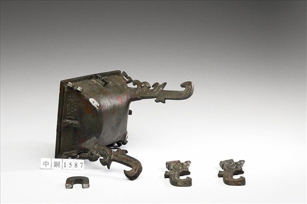 獸面夔紋扁足方鼎