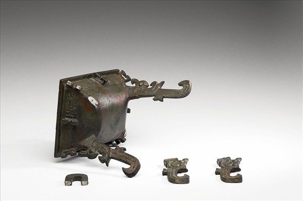 獸面夔紋扁足方鼎