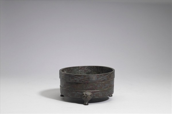 嵌銀三角雲紋奩