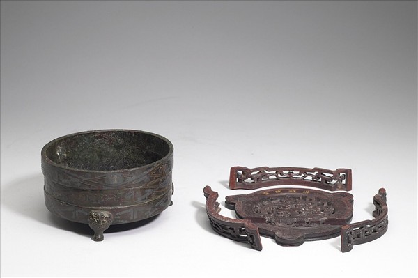 嵌銀三角雲紋奩