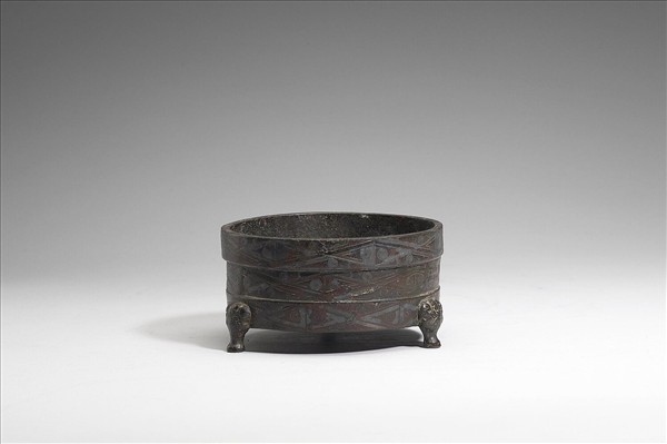 嵌銀三角雲紋奩