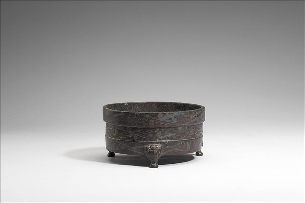 嵌銀三角雲紋奩