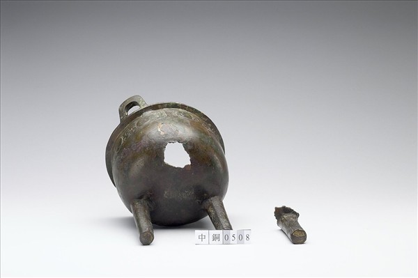 圓渦四瓣花紋鼎