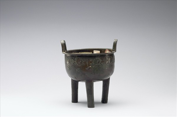 圓渦四瓣花紋鼎