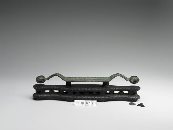 乳丁紋銅弓形器