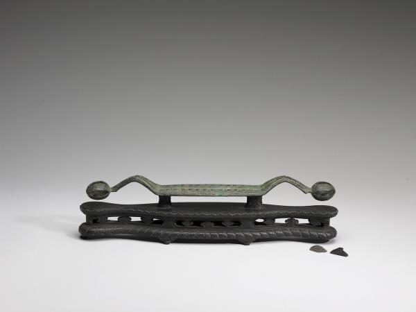 乳丁紋銅弓形器