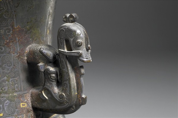 嵌金銀雲雷紋壺