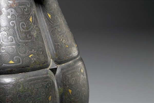 嵌金銀雲雷紋壺