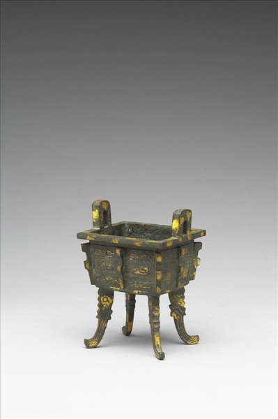 鎏金夔紋扁足方鼎