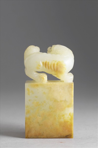 「漱芳齋」玉印  