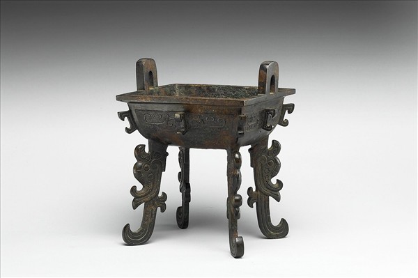 夔紋扁足方鼎
