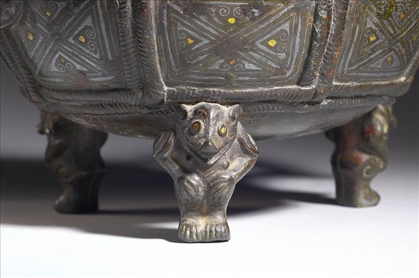 嵌金銀三角雲紋盉