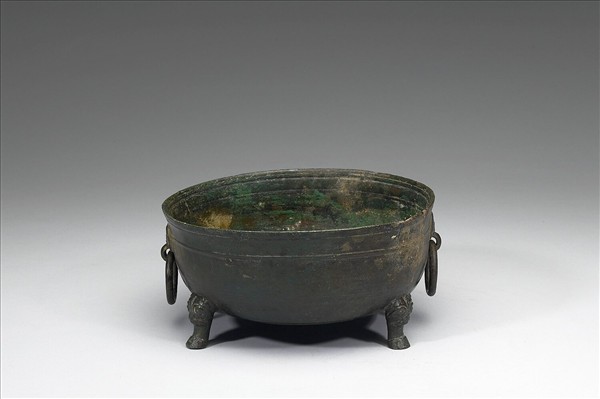 鋪首銜環三足洗