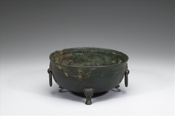 鋪首銜環三足洗