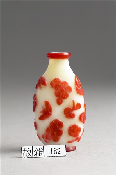 白套紅玻璃花蝶鼻煙壺