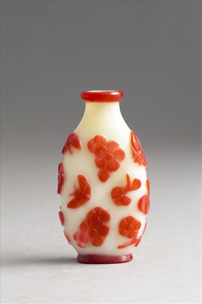 白套紅玻璃花蝶鼻煙壺