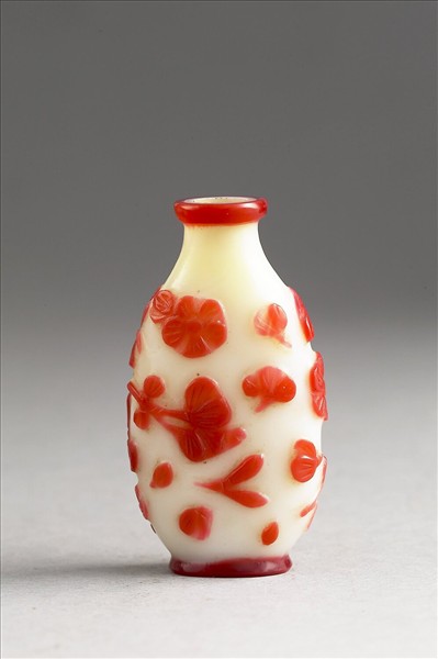 白套紅玻璃花蝶鼻煙壺