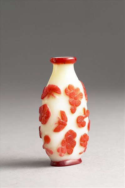 白套紅玻璃花蝶鼻煙壺