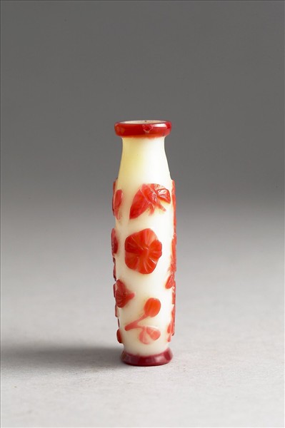 白套紅玻璃花蝶鼻煙壺