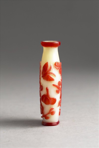 白套紅玻璃花蝶鼻煙壺