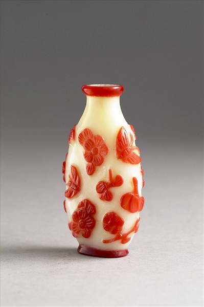 白套紅玻璃花蝶鼻煙壺