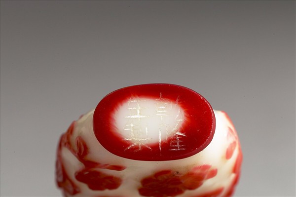 白套紅玻璃花蝶鼻煙壺