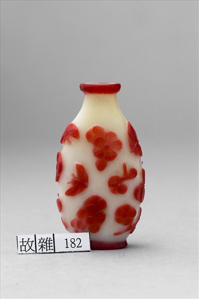 白套紅玻璃花蝶鼻煙壺