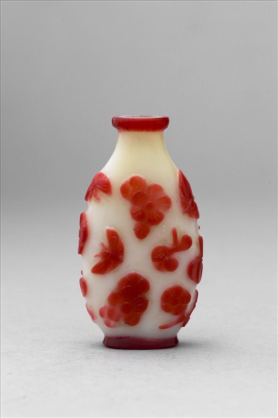 白套紅玻璃花蝶鼻煙壺