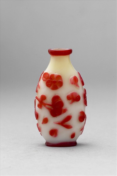 白套紅玻璃花蝶鼻煙壺