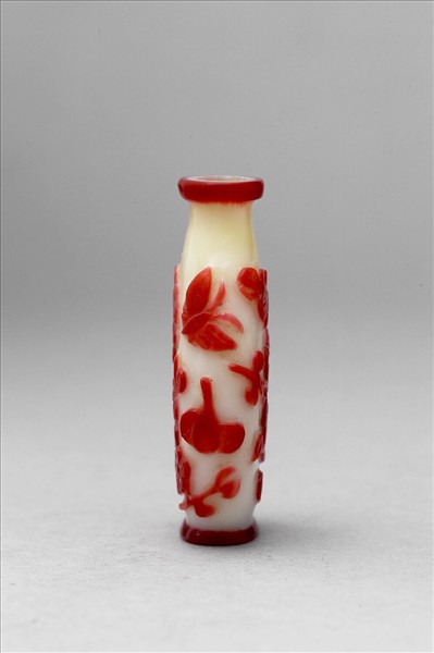 白套紅玻璃花蝶鼻煙壺