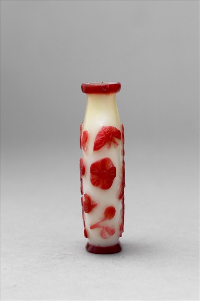 白套紅玻璃花蝶鼻煙壺