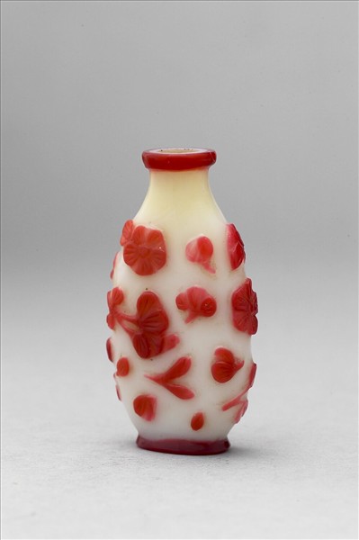 白套紅玻璃花蝶鼻煙壺