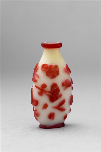 白套紅玻璃花蝶鼻煙壺